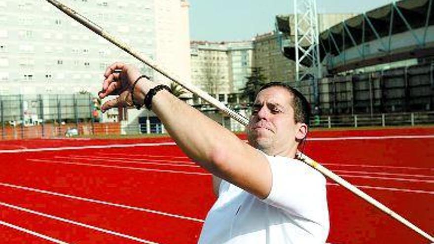 El decatleta David Gómez, durante un entrenamiento en Balaídos. / J. Lores