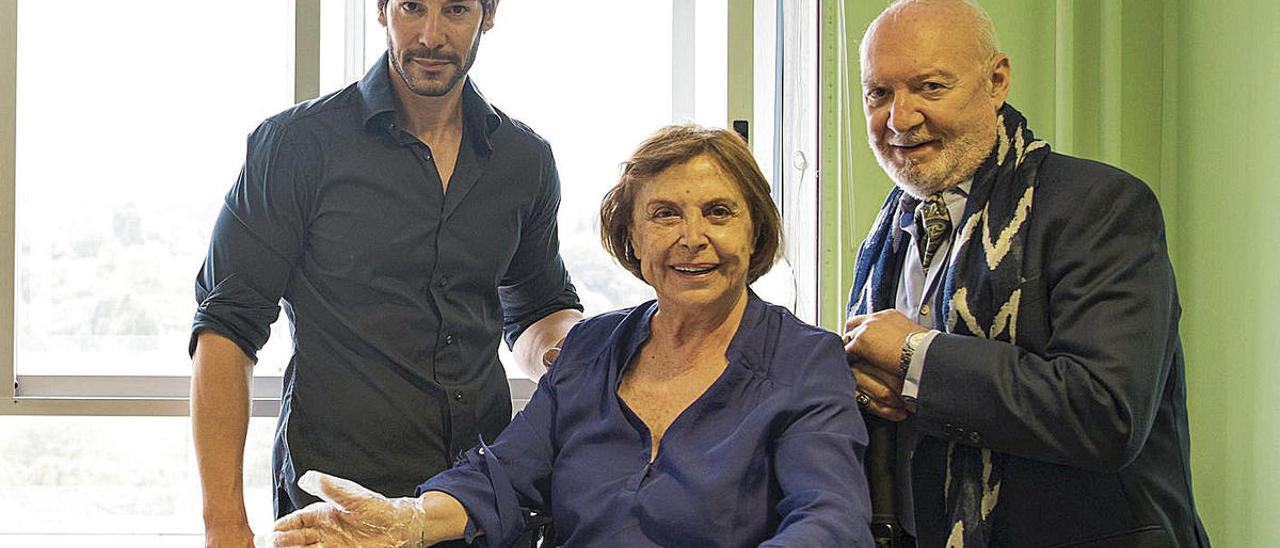 Por la izquierda, Eduardo Castejón, María Luisa Merlo y Pepe Ruiz, en un descanso del rodaje.