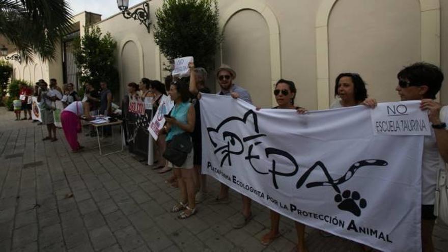 Protesta contra la Escuela Taurina de Alicante