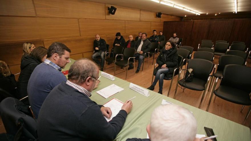 Imagen de archivo de una reunión del sector del mueble y los políticos de A Estrada para hablar del futuro de la feria. // Bernabé / Cris M.V.