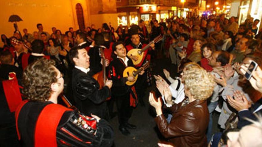 Unos 400 tunos llenan las calles de Córdoba