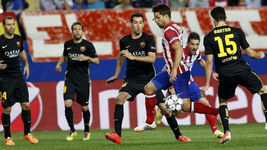 Diego Ribas, del Atlético, rodeado de jugadores del Barcelona, el miércoles en el Calderón. // JuanJo Martín