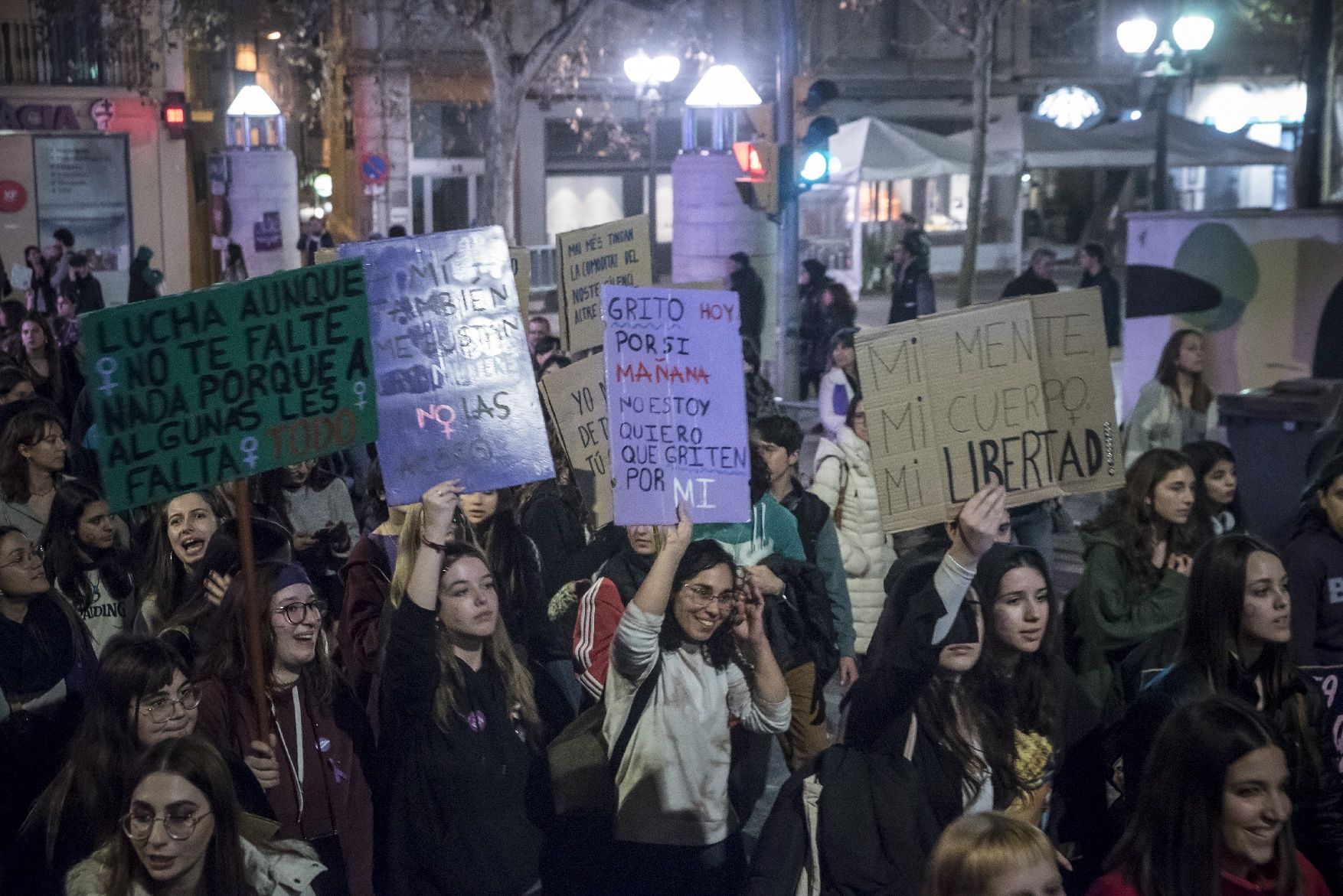 Manresa condemna la violència masclista en la manifestació del 8M