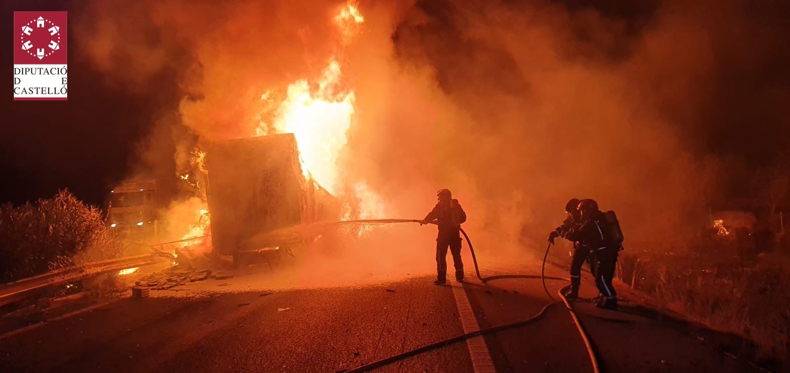 Los bomberos sofocan las llamas de uno de los vehículos siniestrados hoy en la AP-7,  a la altura de Alcalà de Xivert.