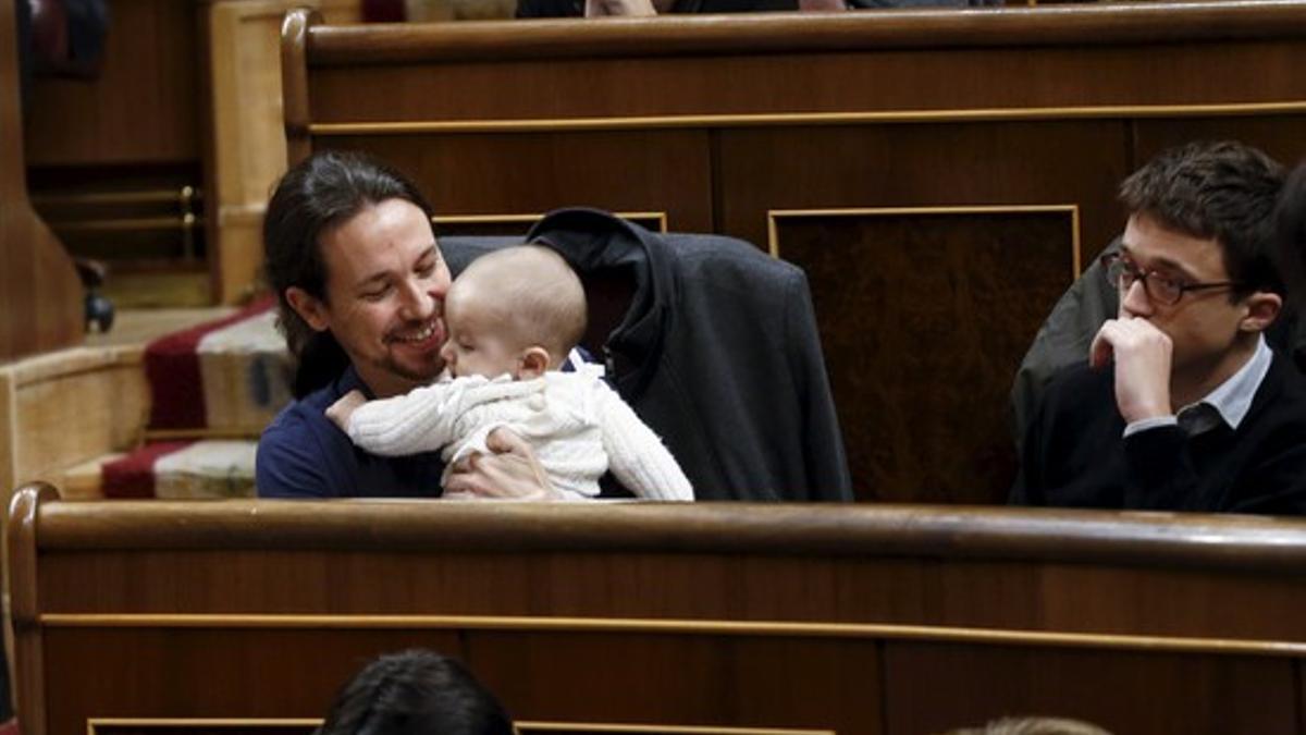 Pablo Iglesias coge en brazos al hijo de Carolina Bescansa, este miércoles en el Congreso.