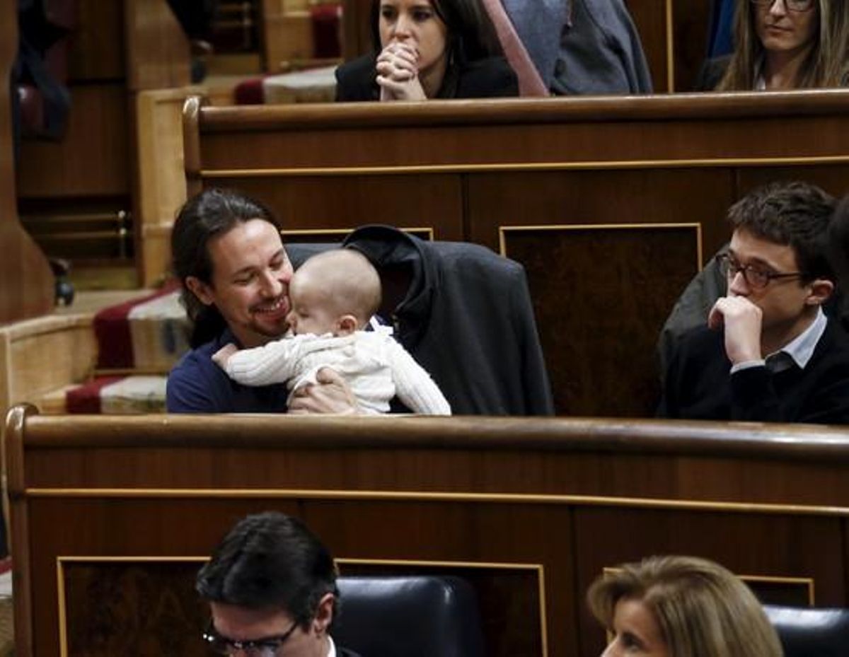 ATTENTION EDITORS: SPANISH LAW REQUIRES THAT THE FACES OF MINORS ARE MASKED IN PUBLICATIONS WITHIN SPAINPodemos (We Can) party leader Pablo Iglesias holds the infant son of fellow party deputy Carolina Bescansa (not pictured) as parliament convened for the first time following a general election in Madrid, Spain, January 13, 2016.  REUTERS/Juan Medina