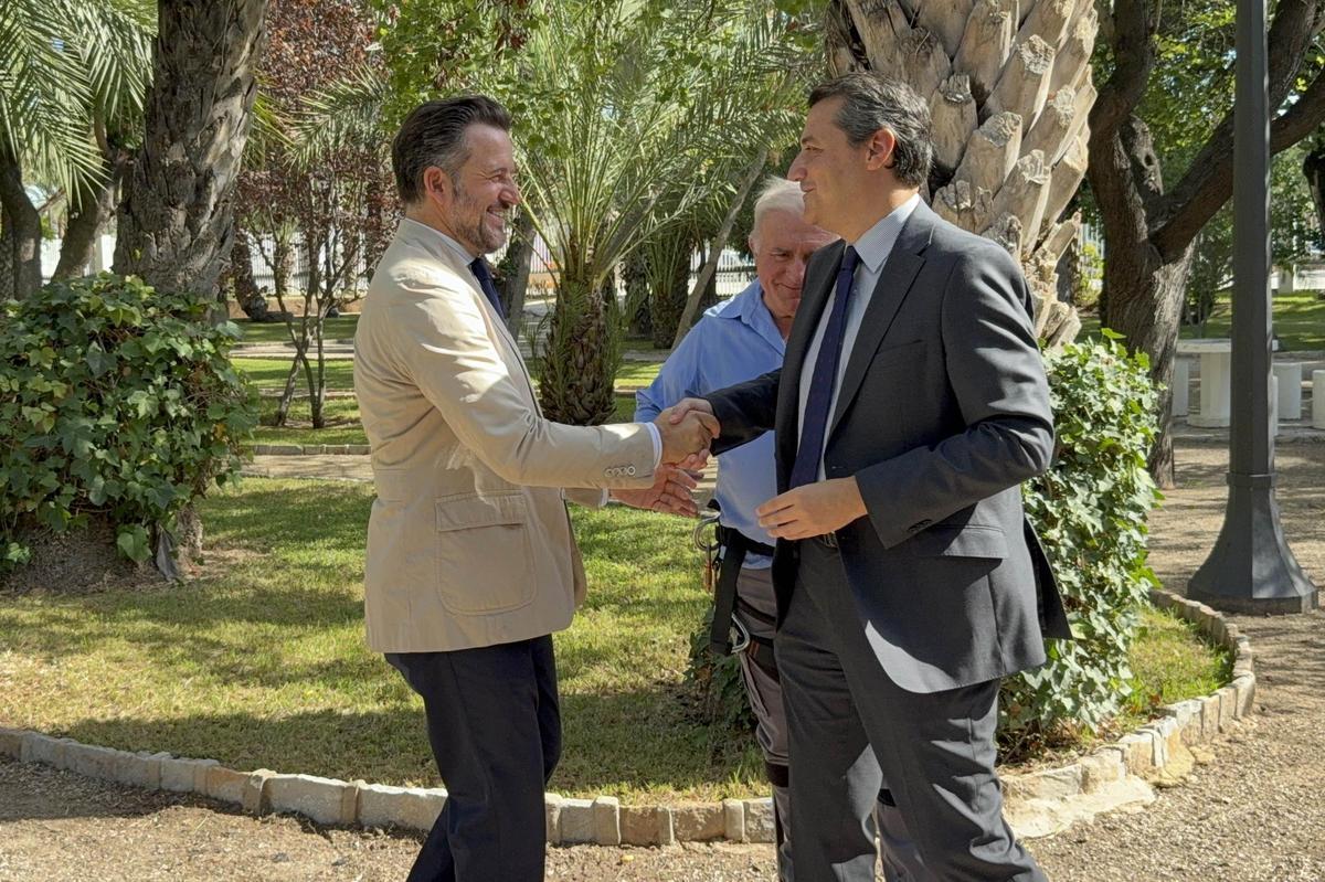 El alcalde de Córdoba, José María Bellido, estrecha la mano a su homónimo ilicitano, Pablo Ruz