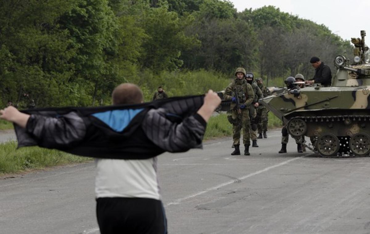 Un home parla amb soldats ucraïnesos a prop de Slaviansk.