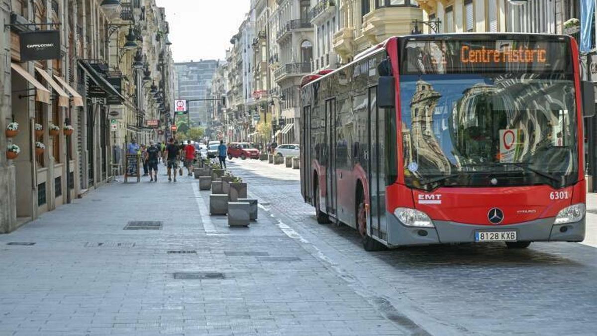 Autobús de la EMT en el casco histórico de València