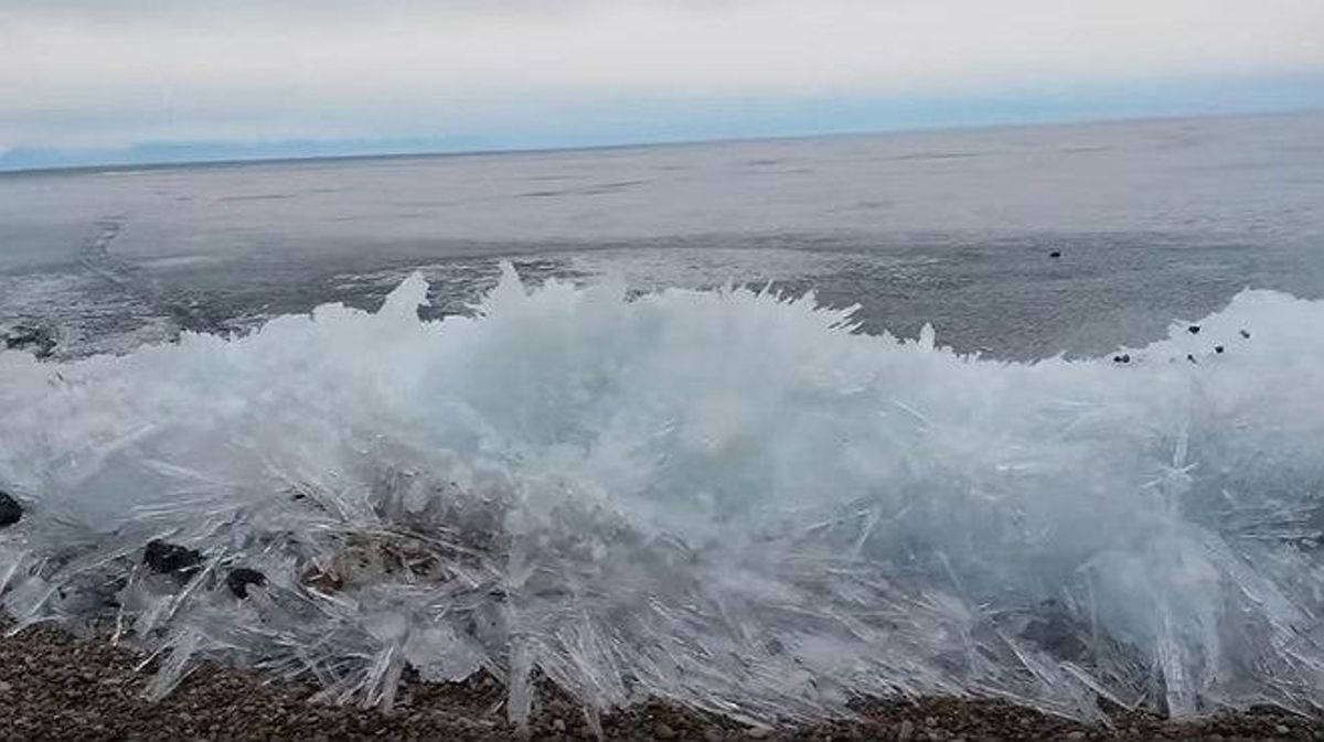 Un vídeo gravat al llac Baikal (Rússia) capta el rar fenomen d’un ivu.
