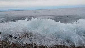 Un vídeo gravat al llac Baikal (Rússia) capta el rar fenomen d’un ivu.