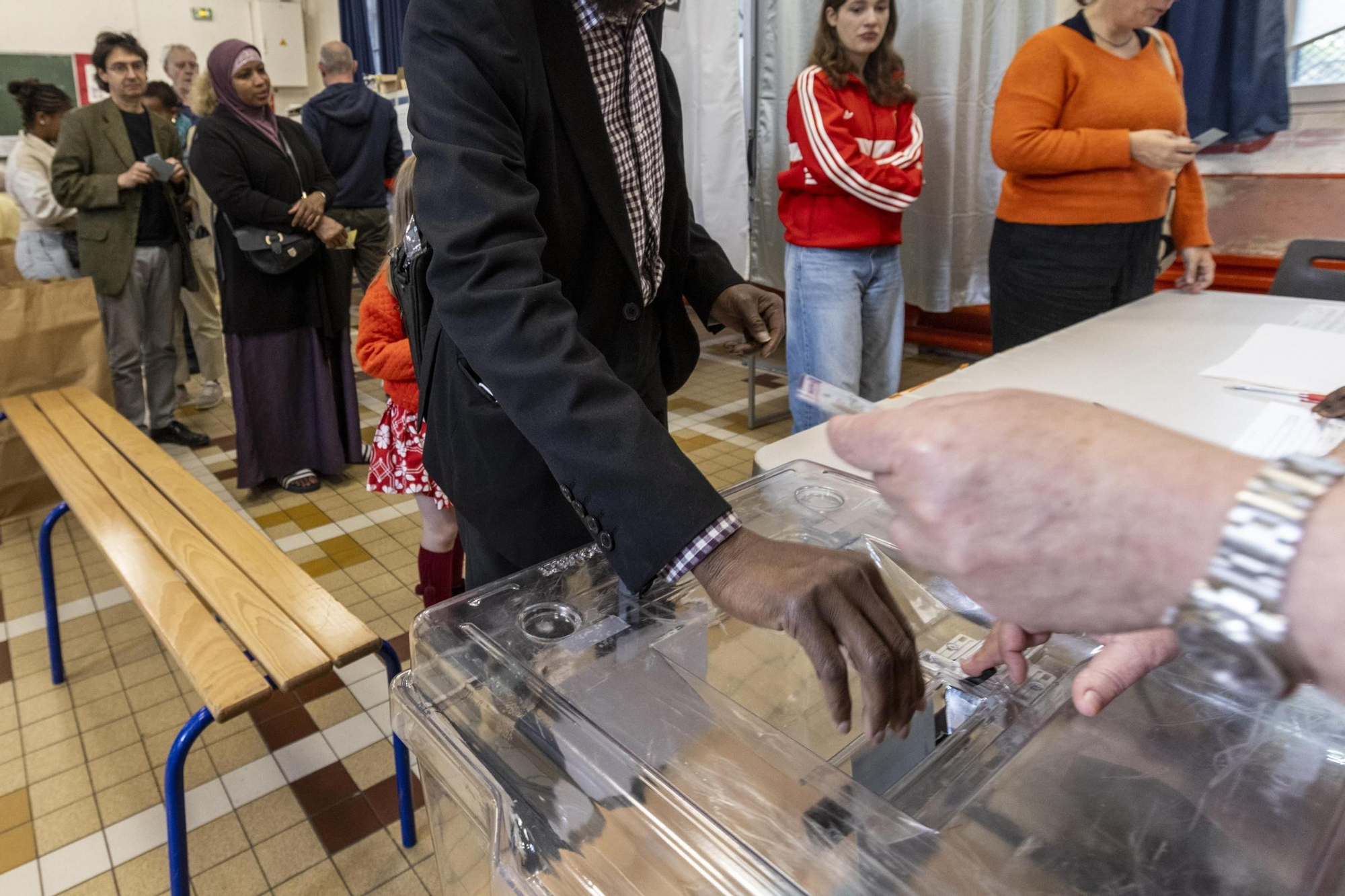 French citizens vote in second round of parliamentary elections in Paris
