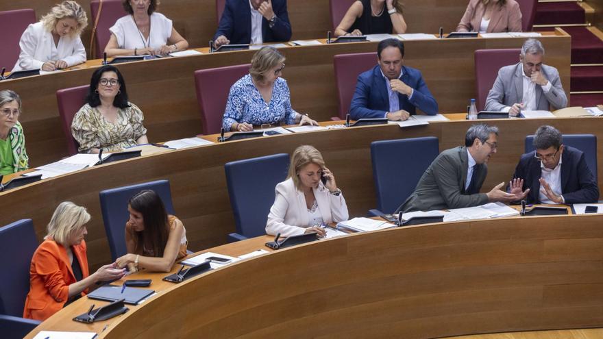 Mazón dialoga con Barrera y Merino, con Núñez, en un instante de la sesión de control al president celebrada ayer en las Corts. | GERMÁN CABALLERO