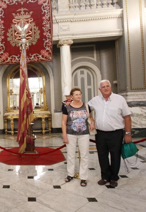 Visita a la Real Senyera en el Ayuntamiento