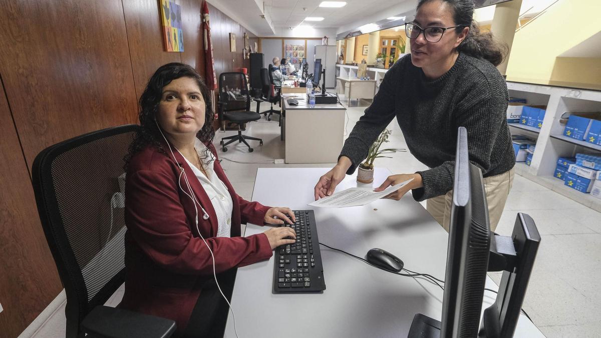 Mifaya Sánchez Batista con su compañera de Vías y Obras Priscilla Trujillo, este lunes 7 de mayo en las oficinas municipales.