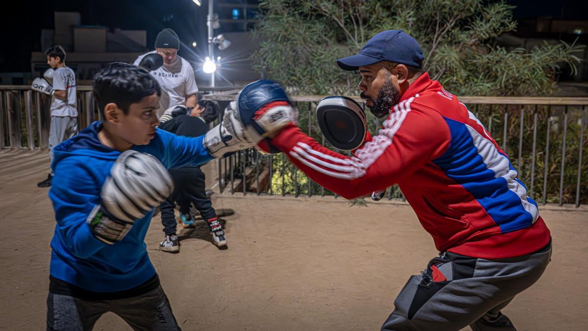 Ellis durante su clase de boxeo en la calle