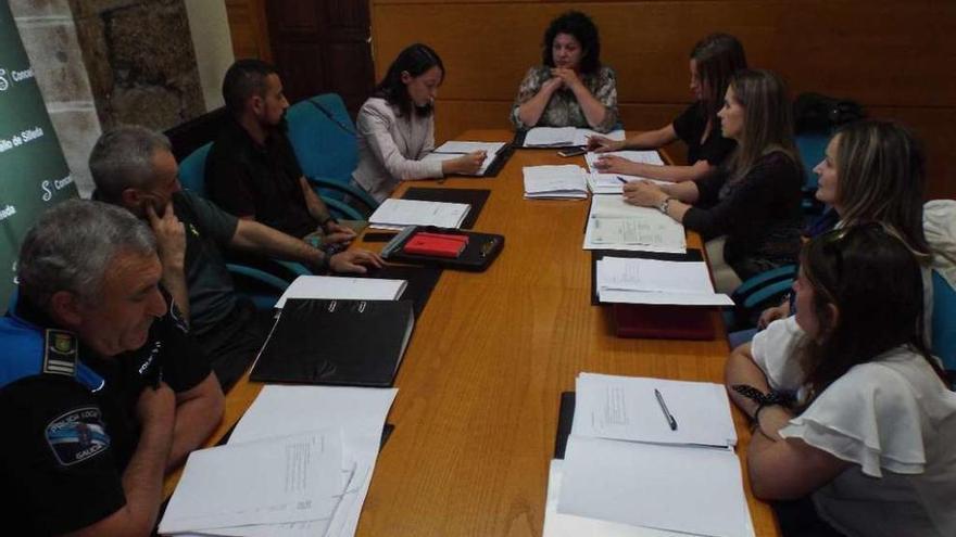 La reunión tuvo lugar en la sala de juntos del concello trasdezano .// Bernabé/Luismy