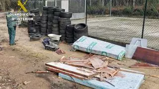 Denunciados dos vecinos de Curtis por echar residuos a un vertedero incontrolado en Aranga