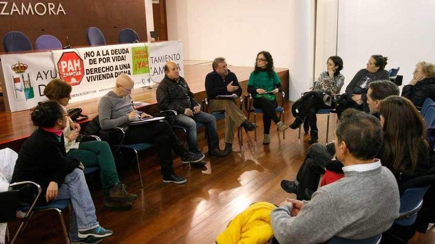 Reunión organizada por la PAH ayer en La Alhóndiga.