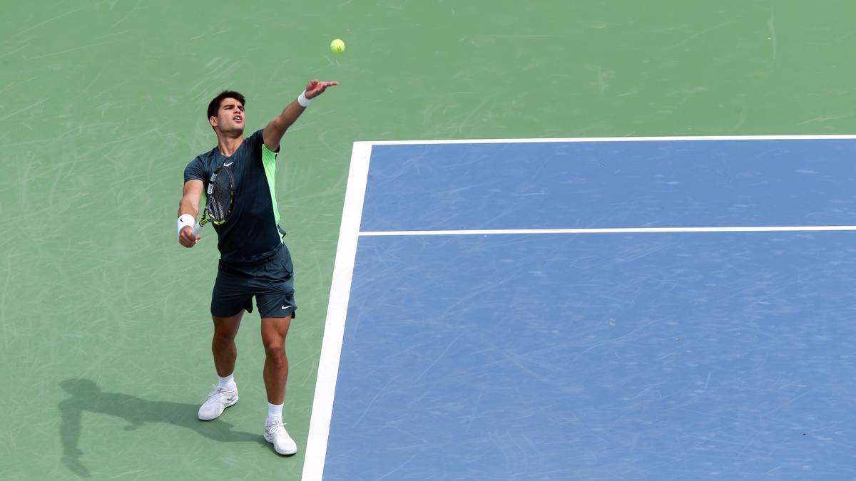 Alcaraz se venga, Djokovic firma racha de récord y Swiatek no tiembla