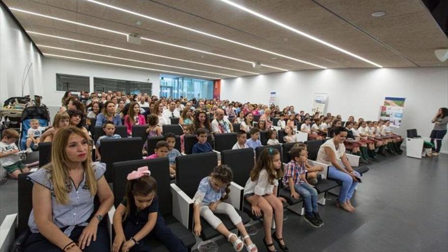 Els escolars mostren en còmics, relats i maquetes els models més sostenibles