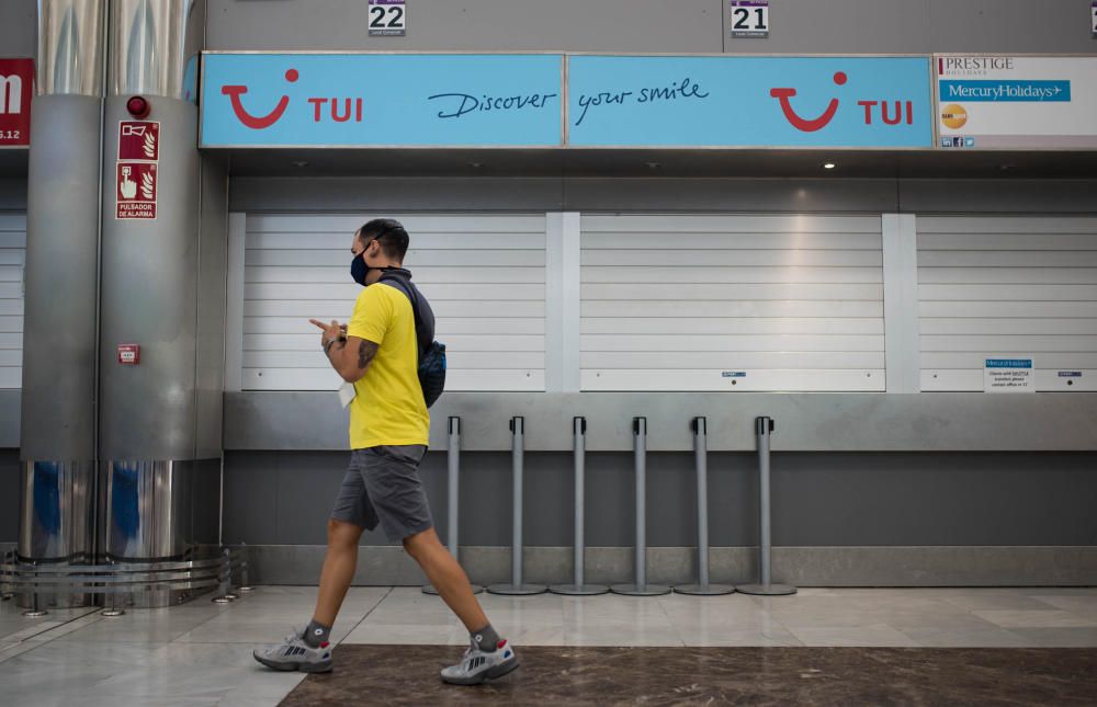 Llegada de pasajeros de TUI a aeropuerto del Sur