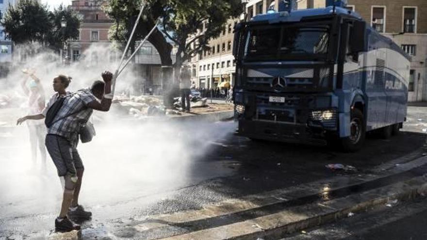 Itàlia Tretze ferits en enfrontaments entre policies i immigrants a Roma