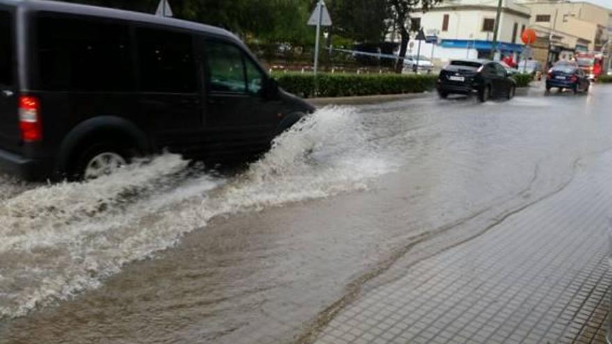 Una tromba de agua provoca graves daños en el polígono de Son Noguera