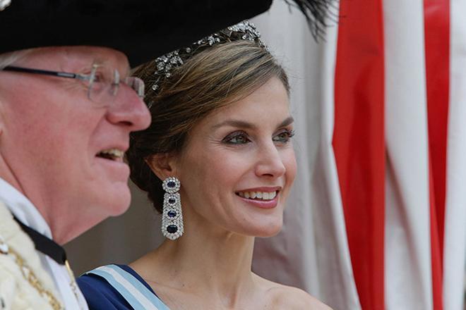 Impresionantes pendientes de la reina Letizia en la cena de gala en Londres