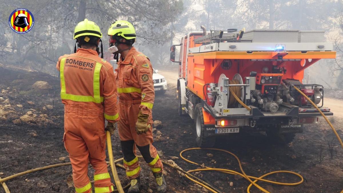 Bomberos forestales trabajan para sofocar las llamas de forma continuada desde el jueves
