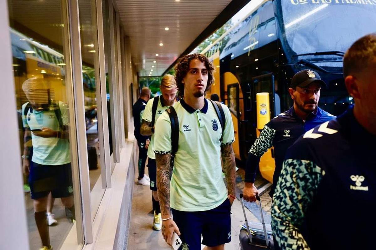 César y Fábio Silva. Detrás, McBurnie.