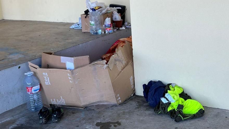 Pertenencias de la persona que desde diciembre vive en la parte trasera del inmueble.