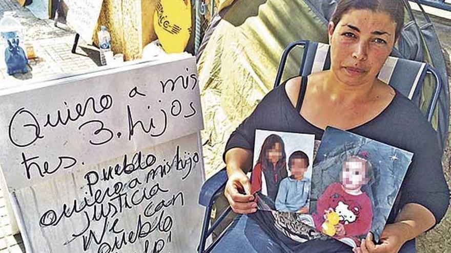 La madre acusada, durante la acampada que protagonizÃ³ en 2015 en la sede del IMAS.