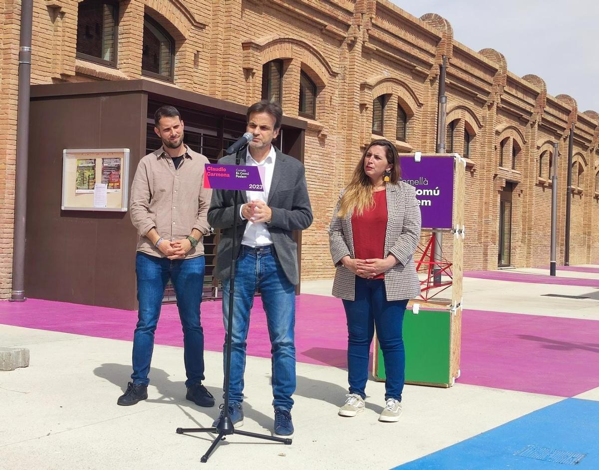 El presidente del grupo de Unidas Podemos (UP) en el Congreso, Jaume Asens, junto con la coordinadora de los comuns Candela López y el candidato de Cornellà, Claudio Carmona.