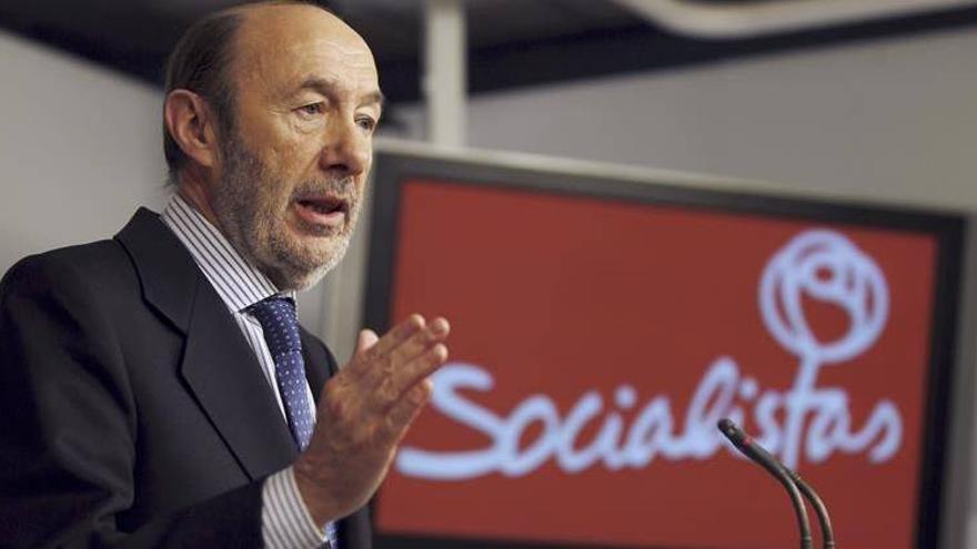 Rubalcaba, a Rajoy: &quot;En lugar de mandarme callar, hable con los pensionistas&quot;