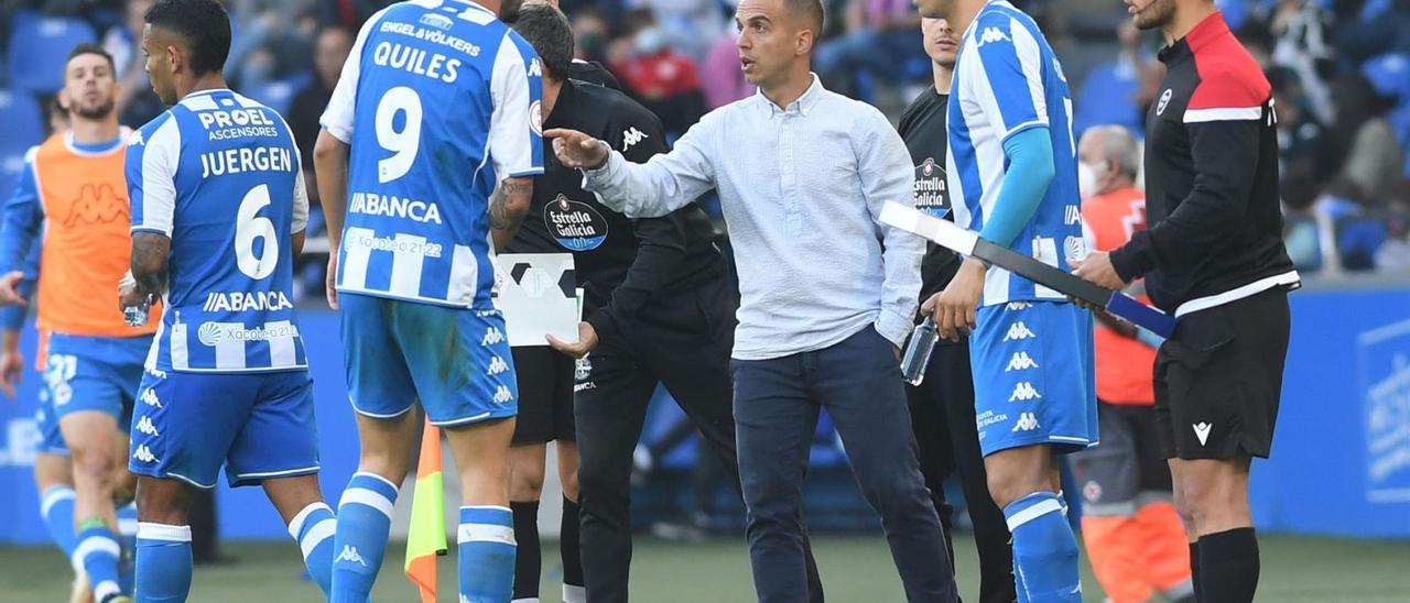 El entrenador del Deportivo, Borja Jiménez, da instrucciones durante un partido en Riazor. |  // CARLOS PARDELLAS