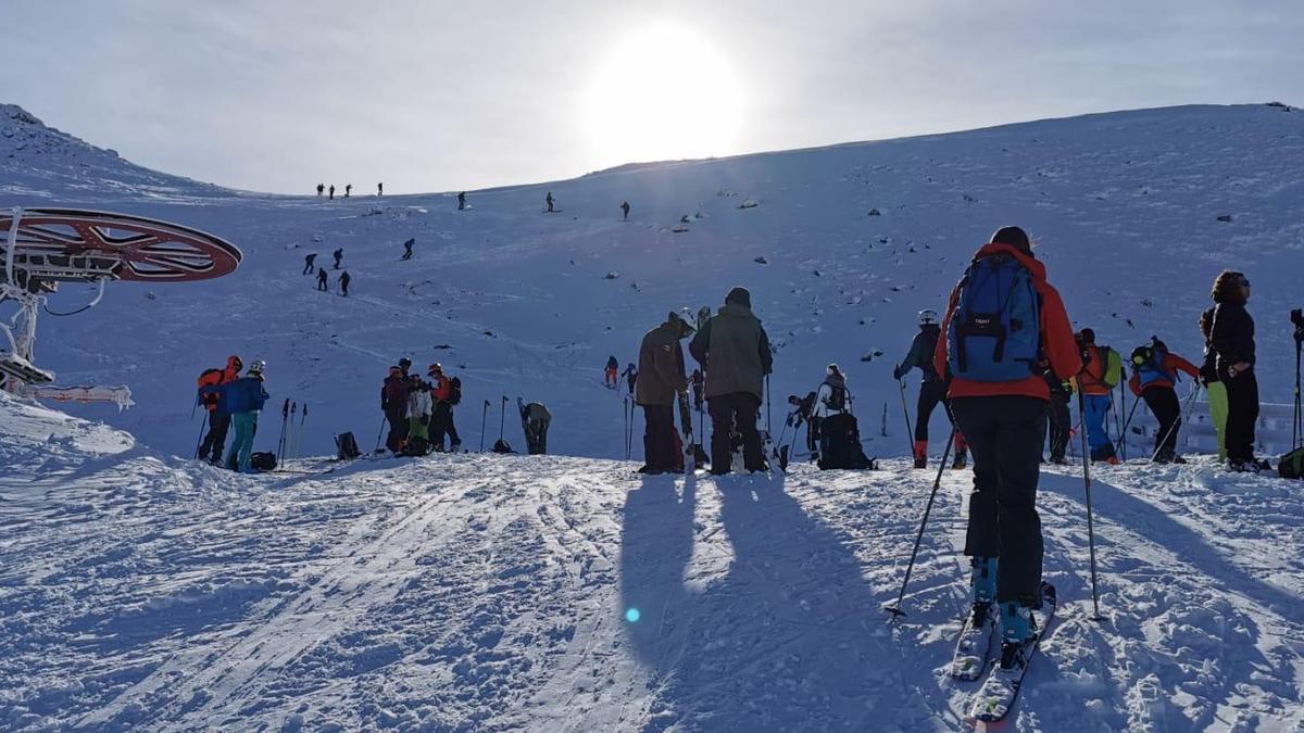Esquiadores en Fuentes de Invierno, aún cerrada, este pasado fin de semana