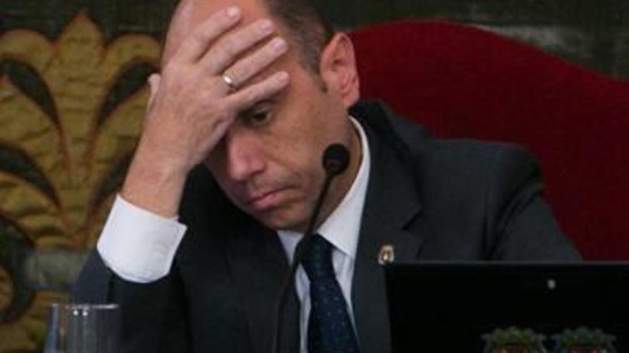 El alcalde de Alicante, el socialista Gabriel Echávarri, con la mirada perdida en el último pleno.