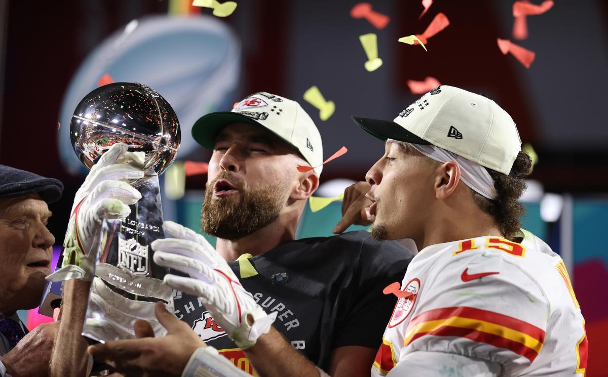 Glendale (United States), 12/02/2023.- Kansas City Chiefs Travis Kelce (L) and Patrick Mahomes (R) celebrate with the Vince Lombardi Trophy after defeating the Philadelphia Eagles in Super Bowl LVII between the AFC champion Kansas City Chiefs and the NFC champion Philadelphia Eagles at State Farm Stadium in Glendale, Arizona, 12 February 2023. The annual Super Bowl is the Championship game of the NFL between the AFC Champion and the NFC Champion and has been held every year since January of 1967. (Estados Unidos, Filadelfia) EFE/EPA/CAROLINE BREHMAN