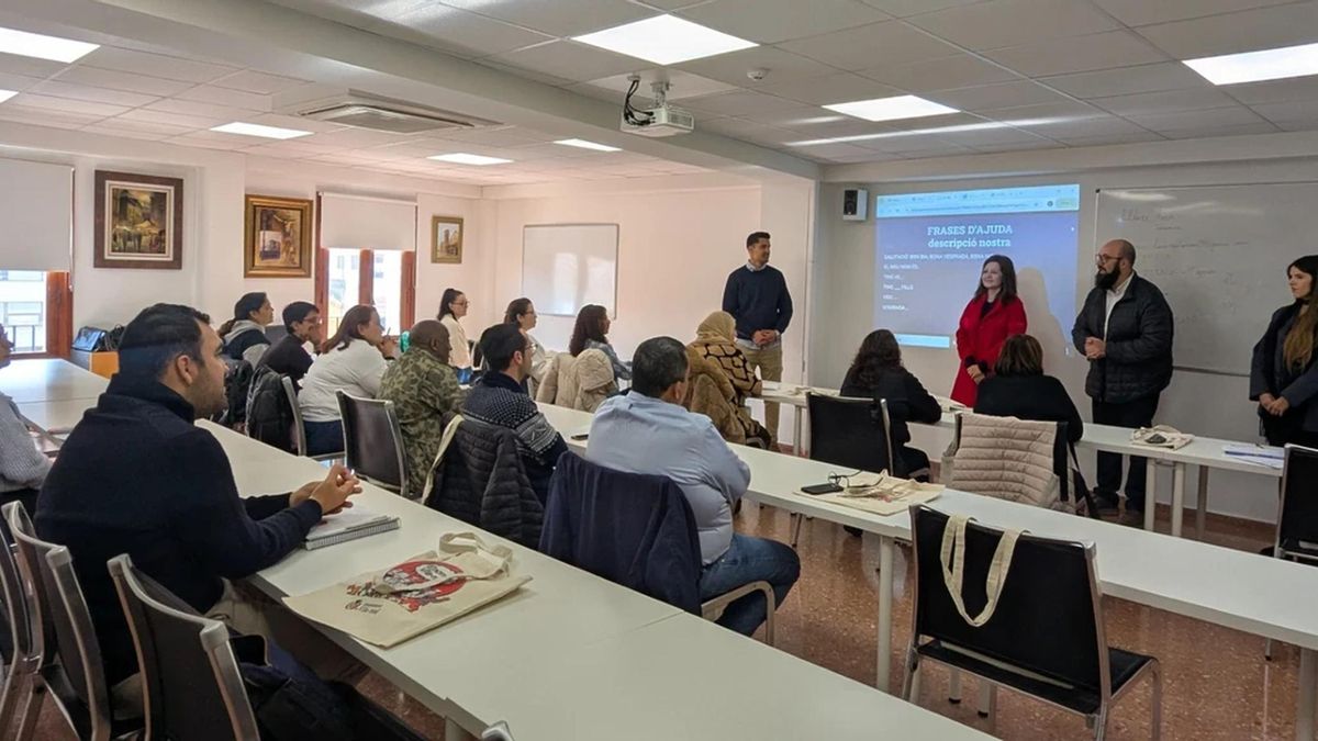 Els cursos de valencià per a pares i mares i per a persones nouvingudes atrau cada any desenes de persones interessades en aporendre l'idioma propi de Vila-real