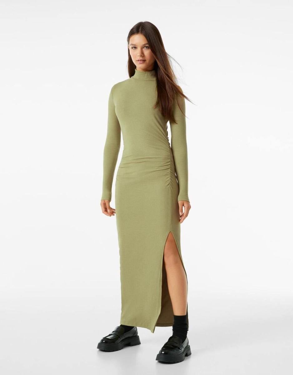 Vestido de punto de canalé con abertura lateral, de Bershka