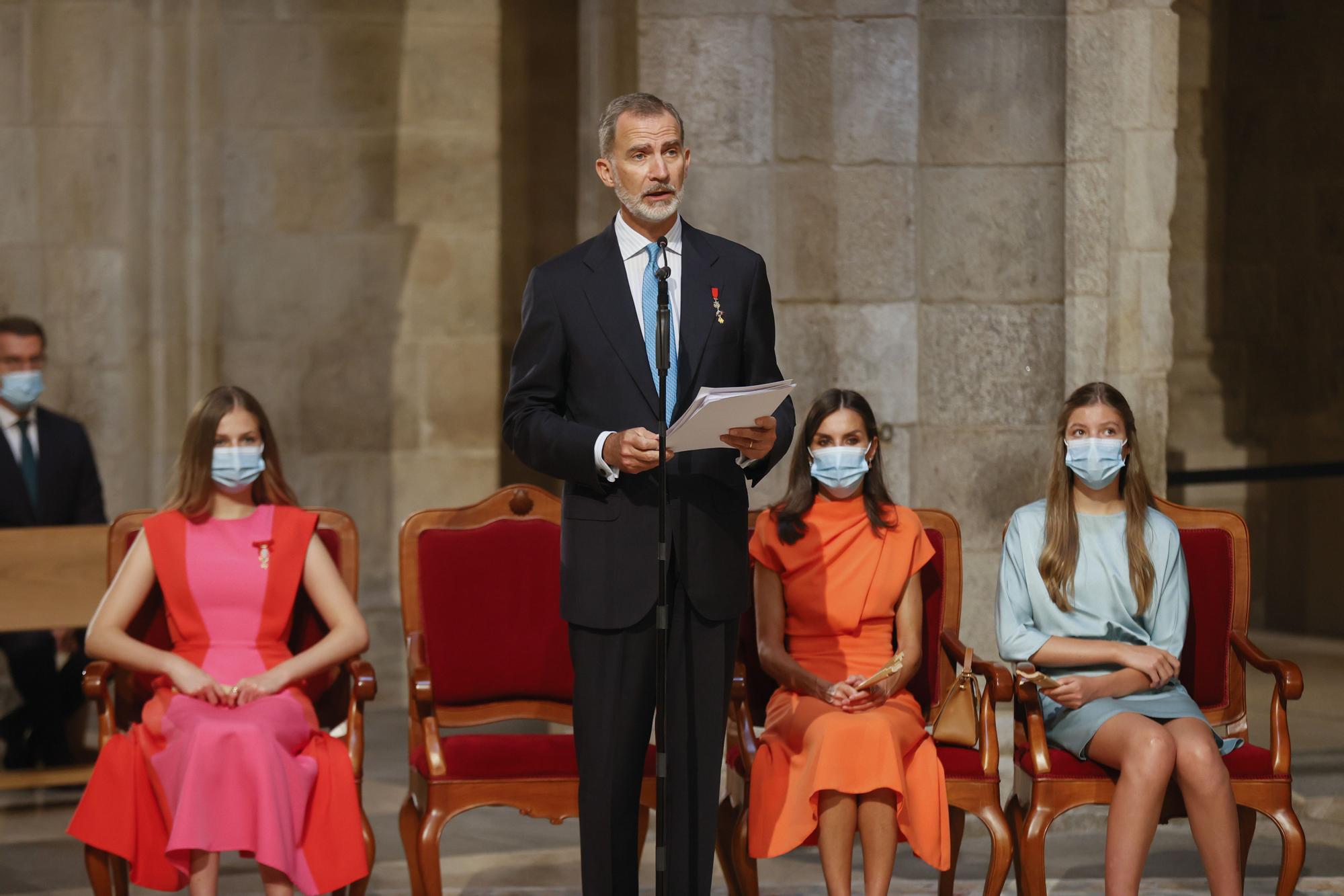 El rey Felipe VI realiza la ofrenda al Apóstol acompañado de la reina Letizia y sus hijas