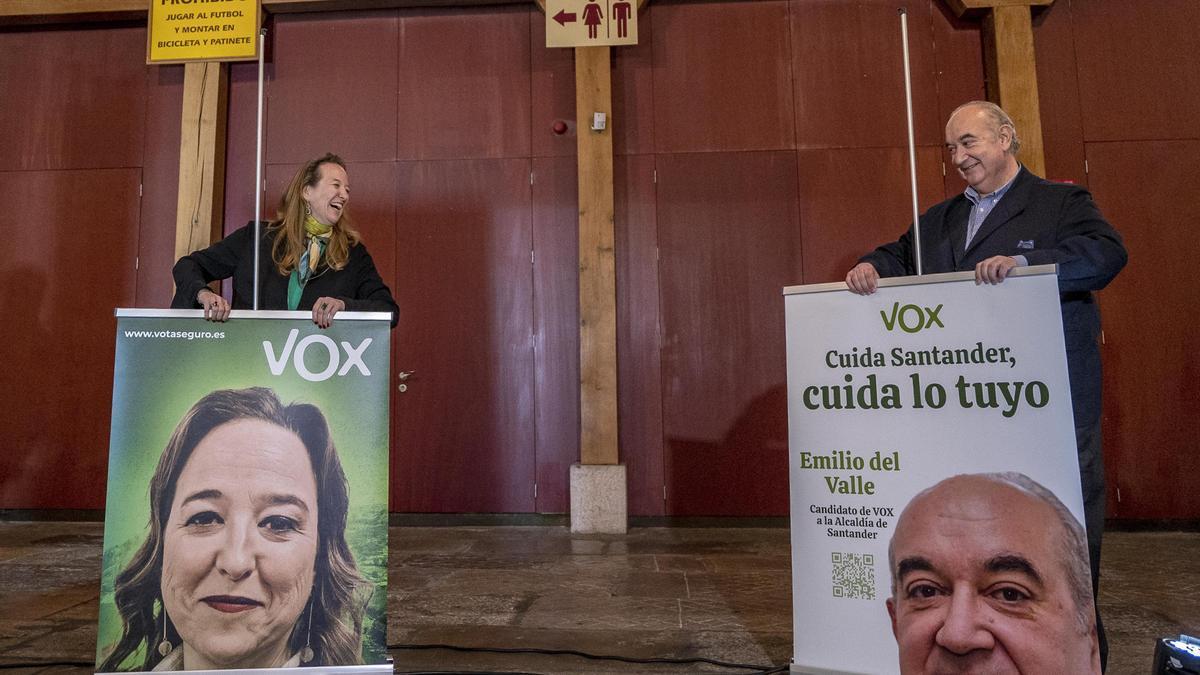 La candidata de VOX a la presidencia regional Leticia Díaz, y el aspirante a la Alcaldía y presidente del partido en Cantabria, Emilio del Valle (d), participan en el inicio de la campaña en un acto en el Mercado del Este.
