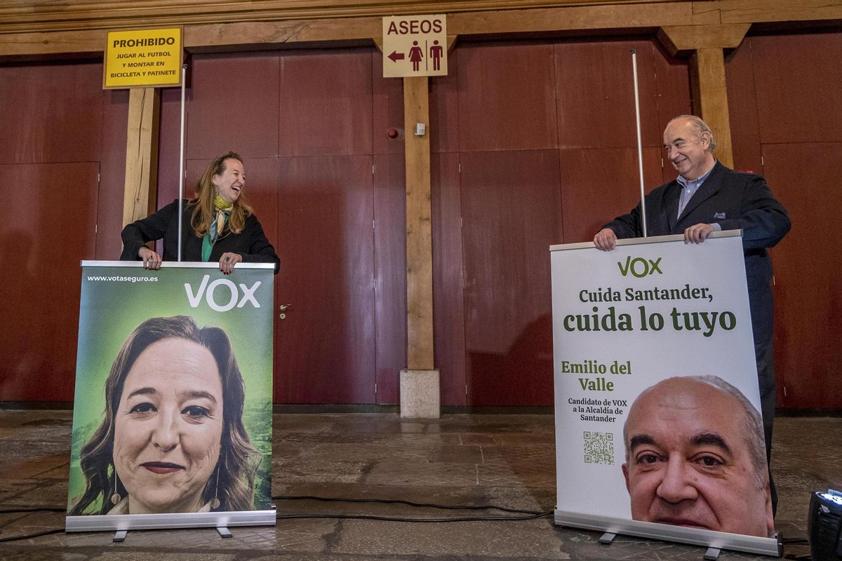 La candidata de VOX a la presidencia regional Leticia Díaz, y el aspirante a la Alcaldía y presidente del partido en Cantabria, Emilio del Valle (d), participan en el inicio de la campaña en un acto en el Mercado del Este.