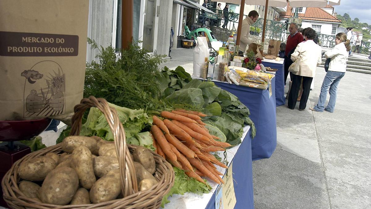 Patatas y zanahorias en un mercado de agricultura ecológica.
