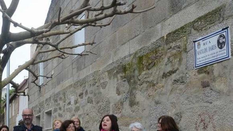 El acto de descubrimiento de la nueva placa de homenaje a Matilde Bares en la calle que lleva su nombre en Bueu. // Gonzalo Núñez