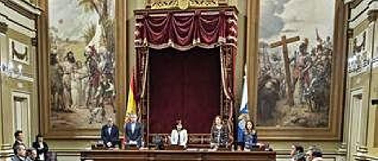 Imagen de archivo del inicio de una sesión del Parlamento de Canarias.