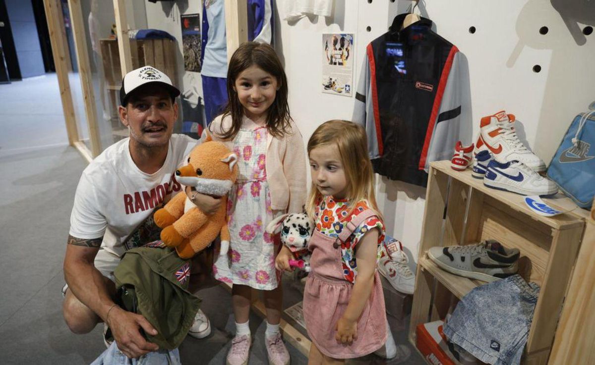 Aitor Sirgo, con las pequeñas Chloe y Mía, en «Metro sneakers». | ÁNGEL GONZÁLEZ