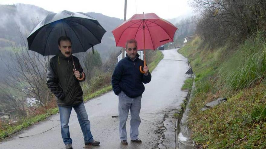 Gaspar Vázquez y Miguel Gómez, junto a una grieta en Puenxo.