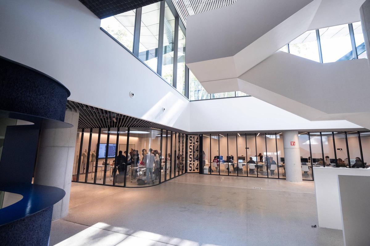 El edificio se ha elevado 50 centímetros sobre el suelo para tener lucernarios que iluminen los laboratorios que hay en la planta -1. El edificio se ha elevado 50 centímetros sobre el suelo para tener lucernarios que iluminen los laboratorios que hay en la planta -1.